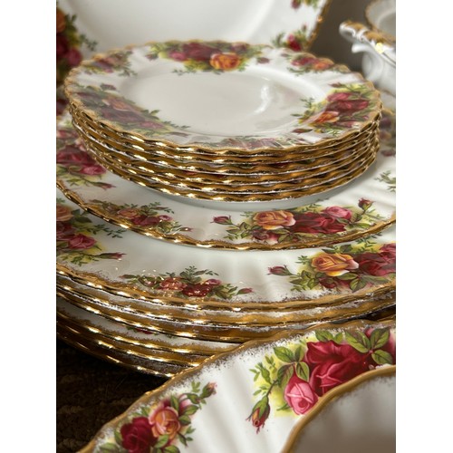 439 - Royal Albert Country Roses part tea and dinner service comprising  : 7 x dinner plates 26cm d, 1 x s... 