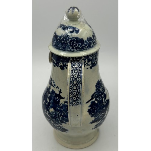 176 - A group of early 19th century blue and white transfer-printed pearlware pieces, c. 1800-10. To inclu... 