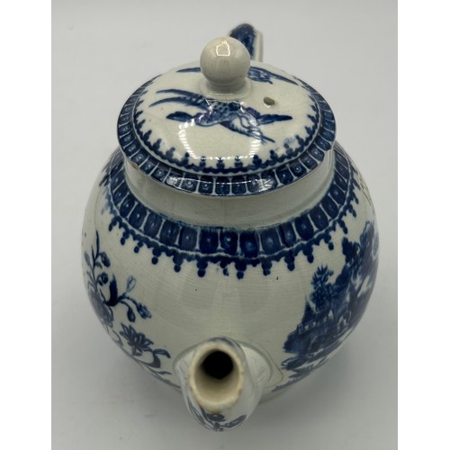 176 - A group of early 19th century blue and white transfer-printed pearlware pieces, c. 1800-10. To inclu... 