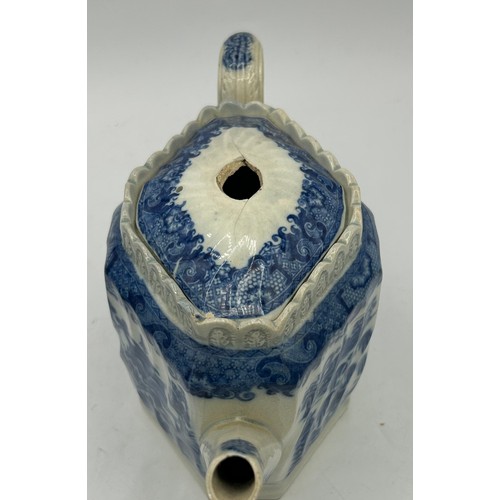 177 - A group of early 19th century blue and white transfer-printed teapots, c. 1800-10. Tallest: 17cm tal... 