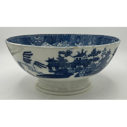 181 - An early 19th century blue and white transfer-printed bowl c. 1800-10. Decorated with a printed titl... 