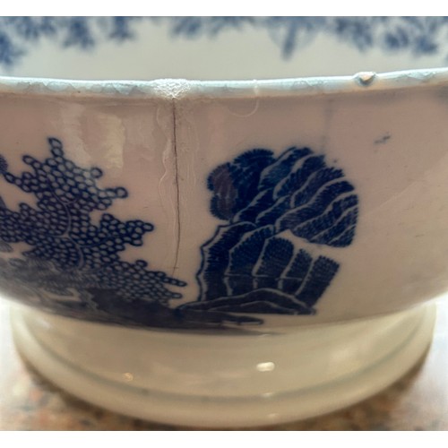 181 - An early 19th century blue and white transfer-printed bowl c. 1800-10. Decorated with a printed titl... 