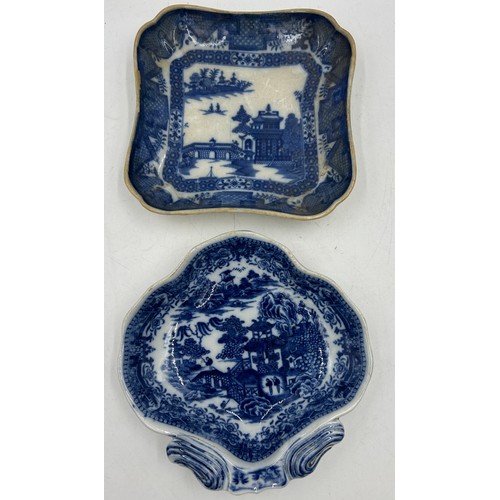 186 - A group of early 19th century blue and white transfer-printed wares, c. 1800-10. To include: a Gallo... 