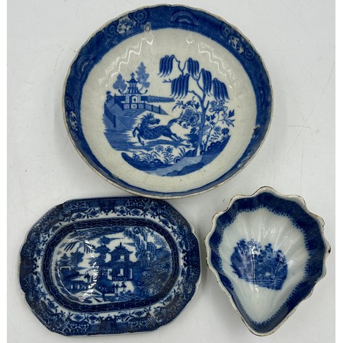 186 - A group of early 19th century blue and white transfer-printed wares, c. 1800-10. To include: a Gallo... 