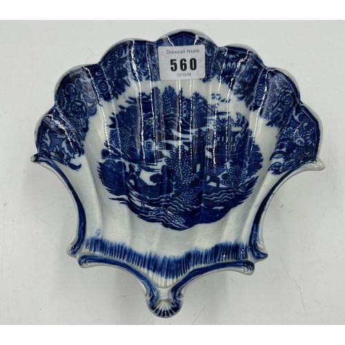 186 - A group of early 19th century blue and white transfer-printed wares, c. 1800-10. To include: a Gallo... 