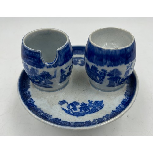 186 - A group of early 19th century blue and white transfer-printed wares, c. 1800-10. To include: a Gallo... 