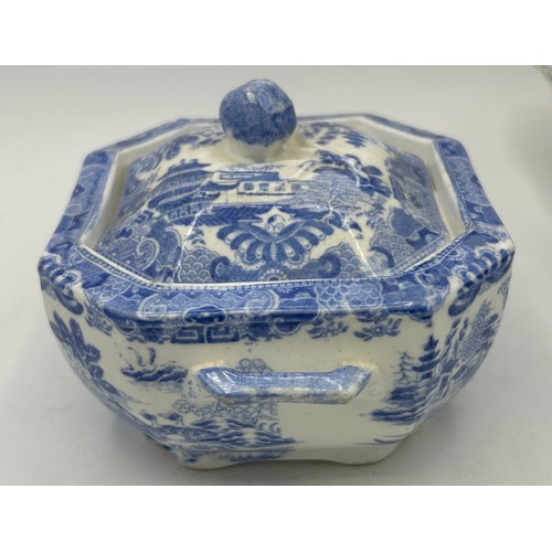 187 - A group of early 19th century blue and white transfer-printed wares, c. 1800-10. To include: a Spode... 