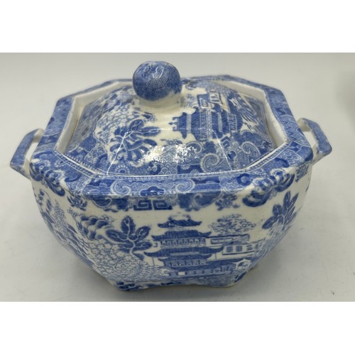 187 - A group of early 19th century blue and white transfer-printed wares, c. 1800-10. To include: a Spode... 