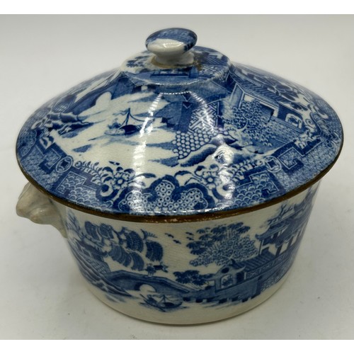 187 - A group of early 19th century blue and white transfer-printed wares, c. 1800-10. To include: a Spode... 