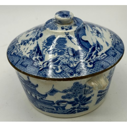 187 - A group of early 19th century blue and white transfer-printed wares, c. 1800-10. To include: a Spode... 