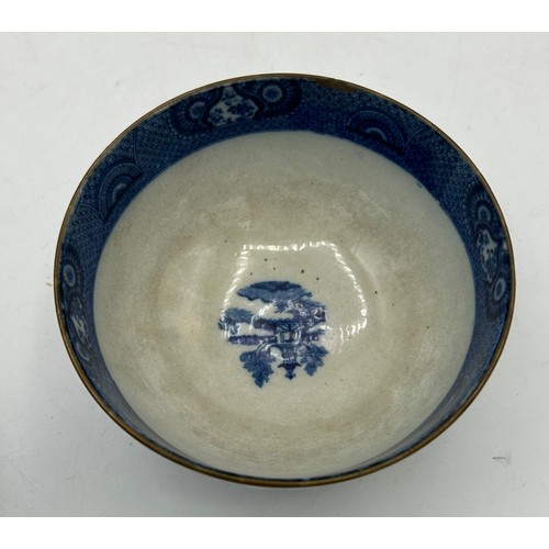 189 - A group of early 19th century blue and white transfer-printed waste bowls, c. 1800-10. To include: O... 