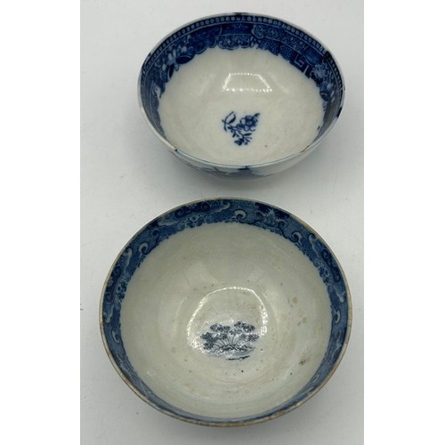 189 - A group of early 19th century blue and white transfer-printed waste bowls, c. 1800-10. To include: O... 