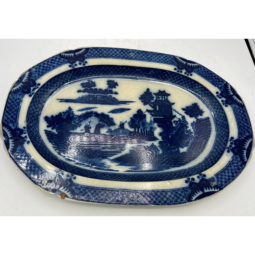 194 - A group of early 19th century blue and white transfer-printed medium platters, c. 1800-10. To includ... 