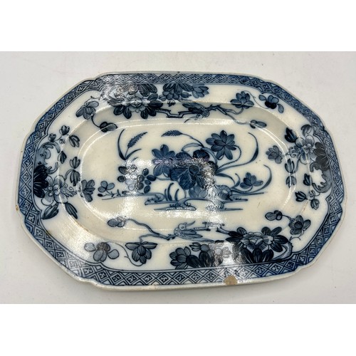 194 - A group of early 19th century blue and white transfer-printed medium platters, c. 1800-10. To includ... 