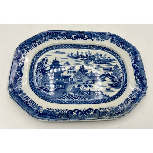 194 - A group of early 19th century blue and white transfer-printed medium platters, c. 1800-10. To includ... 