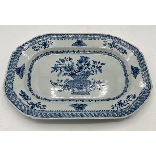 194 - A group of early 19th century blue and white transfer-printed medium platters, c. 1800-10. To includ... 