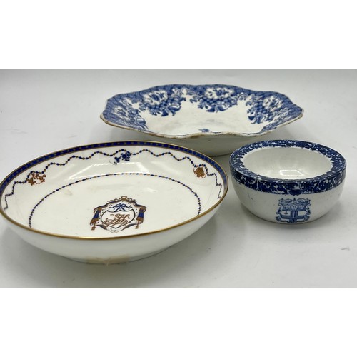 196 - An early 19th century Spode blue and white transfer-printed dessert dish with central armorial, c. 1... 