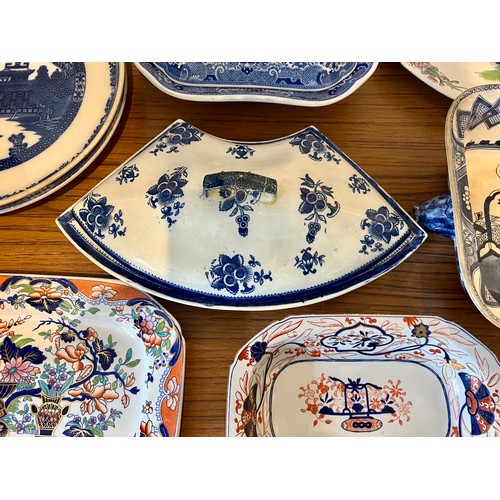 197 - A group of early 19th century blue and white transfer-printed wares, c. 1800-10. To include: a suppe... 