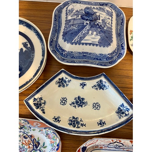 197 - A group of early 19th century blue and white transfer-printed wares, c. 1800-10. To include: a suppe... 