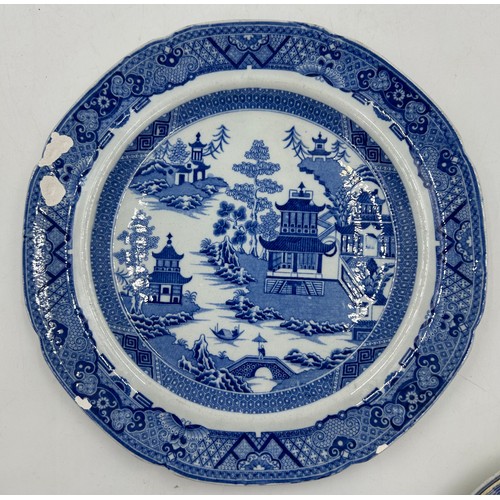 206 - A group of early 19th century blue and white transfer-printed Spode plates , c. 1800-20. To include:... 