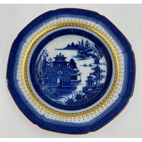 206 - A group of early 19th century blue and white transfer-printed Spode plates , c. 1800-20. To include:... 