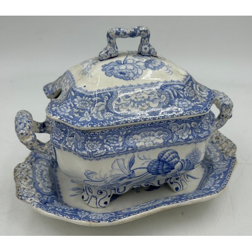 208 - A group of early 19th century blue and white transfer-printed Spode wares, c. 1800-20. To include: F... 