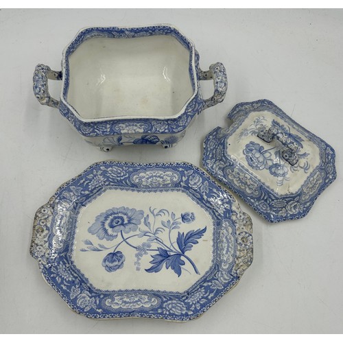 208 - A group of early 19th century blue and white transfer-printed Spode wares, c. 1800-20. To include: F... 