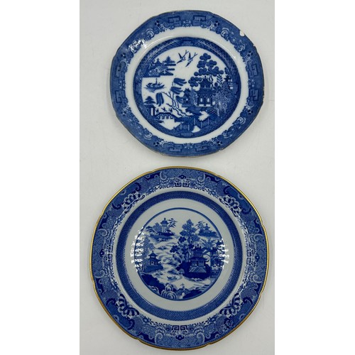 220 - A group of early 19th century blue and white transfer-printed Spode plates, c. 1800-20. To include: ... 