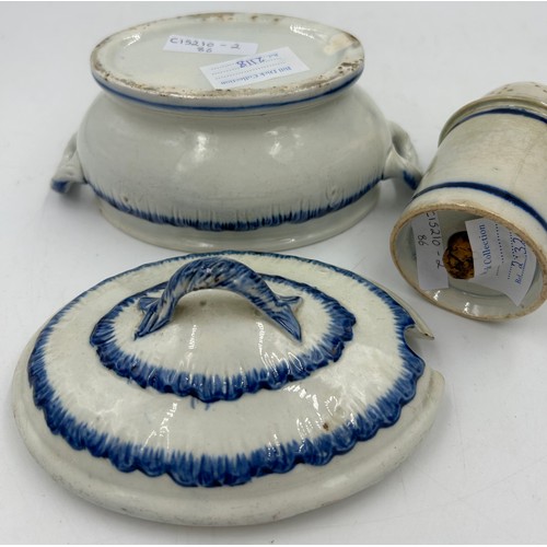 223 - A group of early 19th century blue and white hand-painted pearlware shell edge and other items, c. 1... 