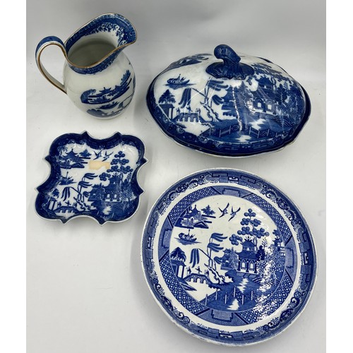 238 - A group of 19th century blue and white transfer-printed early Willow pattern wares, c. 1800-20. To i... 