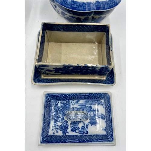 247 - A group of early 19th century blue and white transfer-printed Willow wares, c. 1810-20. To include: ... 