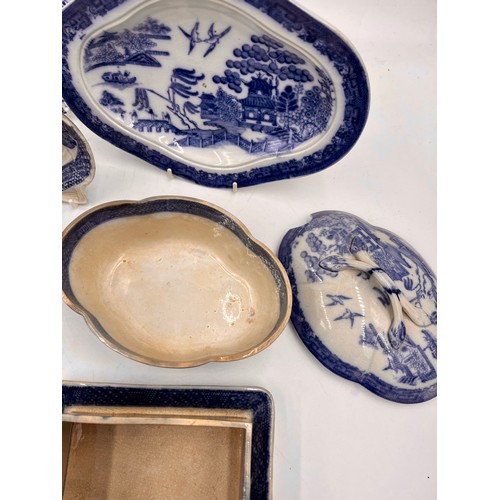 247 - A group of early 19th century blue and white transfer-printed Willow wares, c. 1810-20. To include: ... 