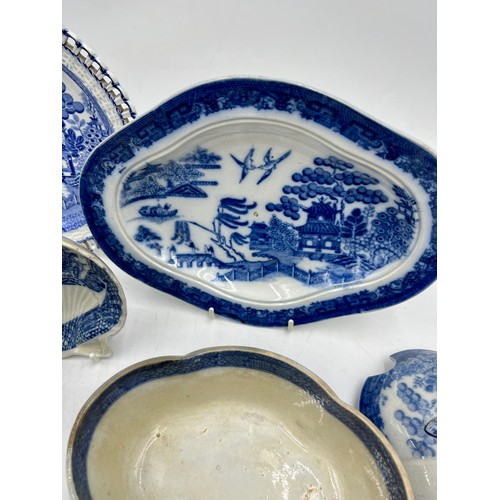 247 - A group of early 19th century blue and white transfer-printed Willow wares, c. 1810-20. To include: ... 