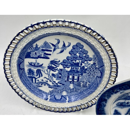 247 - A group of early 19th century blue and white transfer-printed Willow wares, c. 1810-20. To include: ... 