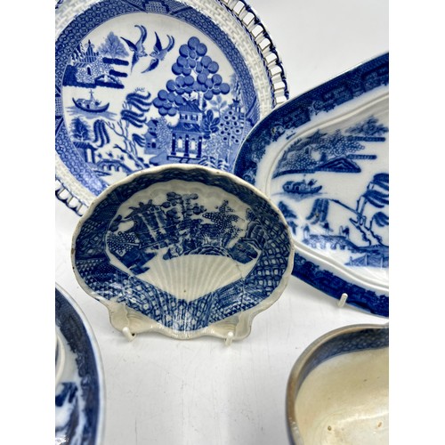 247 - A group of early 19th century blue and white transfer-printed Willow wares, c. 1810-20. To include: ... 