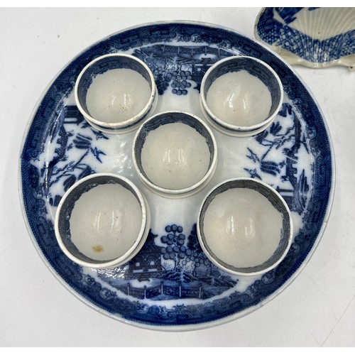 247 - A group of early 19th century blue and white transfer-printed Willow wares, c. 1810-20. To include: ... 