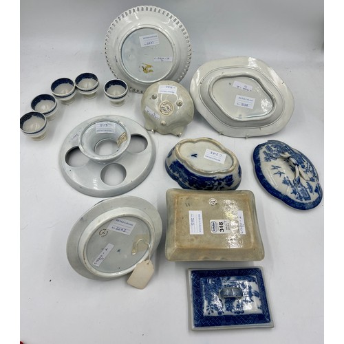 247 - A group of early 19th century blue and white transfer-printed Willow wares, c. 1810-20. To include: ... 