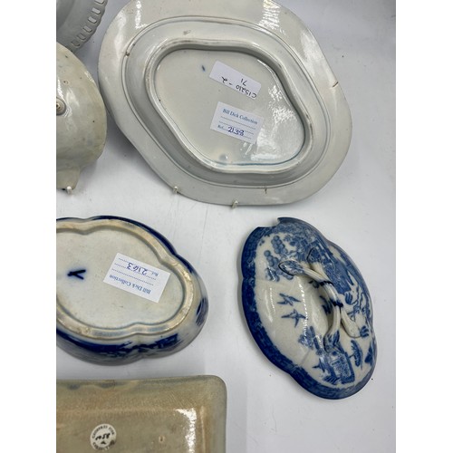 247 - A group of early 19th century blue and white transfer-printed Willow wares, c. 1810-20. To include: ... 