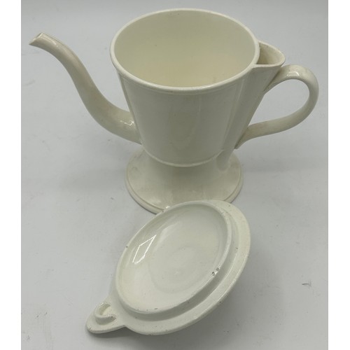 253 - A group of late 18th and early 19th century creamware items, c. 1790-1810. To include: a Spode blue-... 