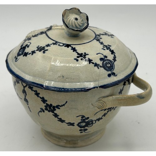 255 - A group of late 18th and early 19th century hand-painted blue and white pearlware pieces, c. 1790-18... 