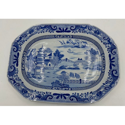 257 - An early 19th century blue and white hand-painted Spode Chinese landscape platter, with hand-painted... 