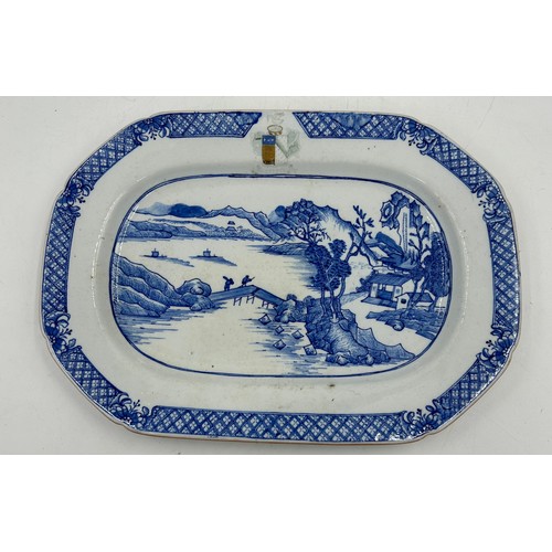 257 - An early 19th century blue and white hand-painted Spode Chinese landscape platter, with hand-painted... 