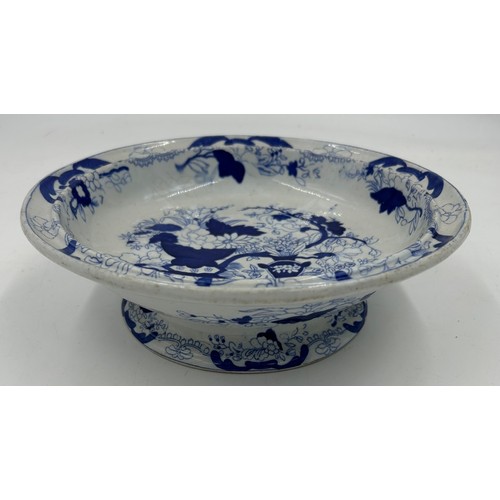 282 - A group of 19th century blue and white transfer-printed Spode wares, c. 1825. To include: Queen Char... 