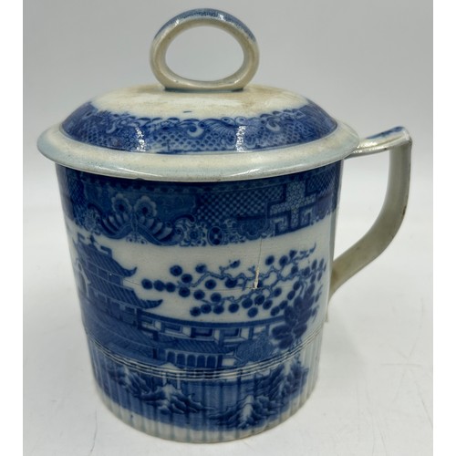 291 - A group of five early 19th century blue and white transfer printed chinoiserie pattern mugs, c. 1800... 