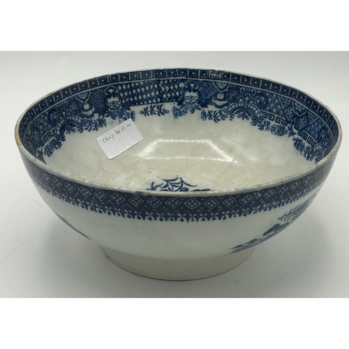 302 - A group of early 19th century blue and white transfer-printed bowls, c. 1800-20. To include: Convers... 