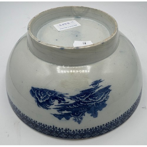 302 - A group of early 19th century blue and white transfer-printed bowls, c. 1800-20. To include: Convers... 