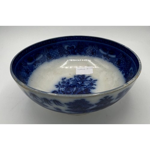 302 - A group of early 19th century blue and white transfer-printed bowls, c. 1800-20. To include: Convers... 