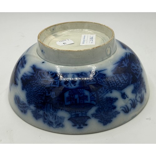 302 - A group of early 19th century blue and white transfer-printed bowls, c. 1800-20. To include: Convers... 