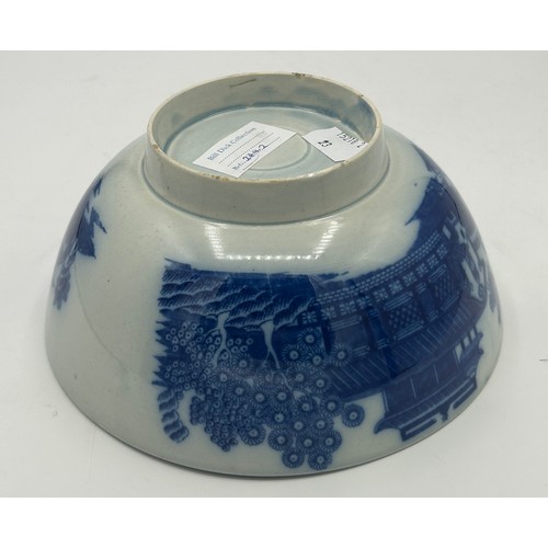 302 - A group of early 19th century blue and white transfer-printed bowls, c. 1800-20. To include: Convers... 