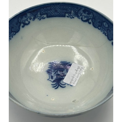 302 - A group of early 19th century blue and white transfer-printed bowls, c. 1800-20. To include: Convers... 